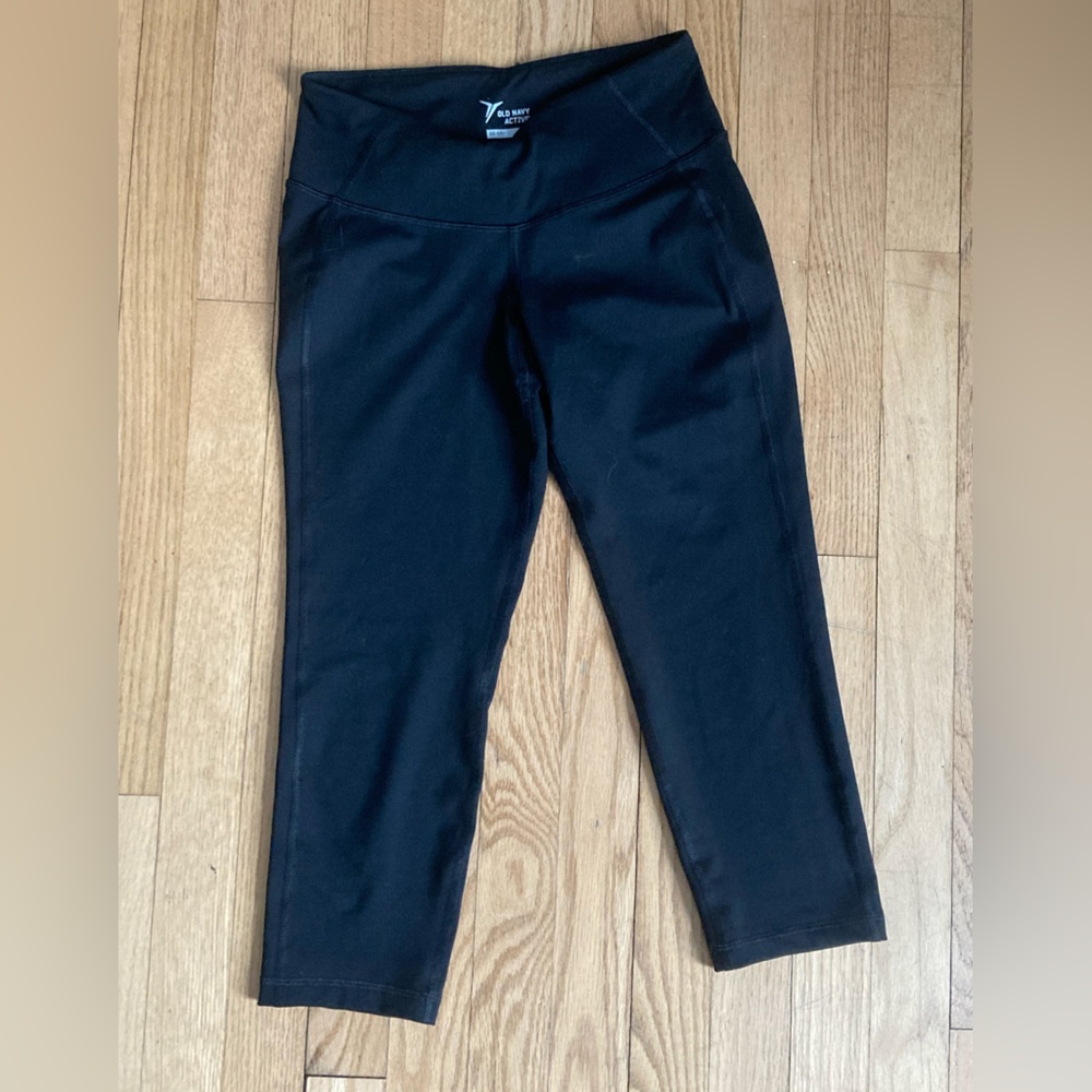 OLD NAVY ACTIVE black capri workout leggings